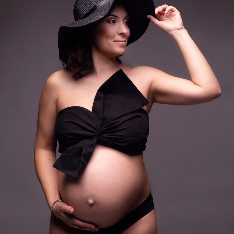 Femme Enceinte En Chemise Blanche Et Jeans En Studio Sur Fond Noir